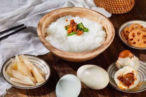 说起来,高邮的天气,仿佛也带着一点鸭蛋的性子,温温的,咸咸的,不紧不慢的 说起来,高邮的天气,仿佛也带着一点鸭蛋的性子,温温的,咸咸的,不紧不慢的